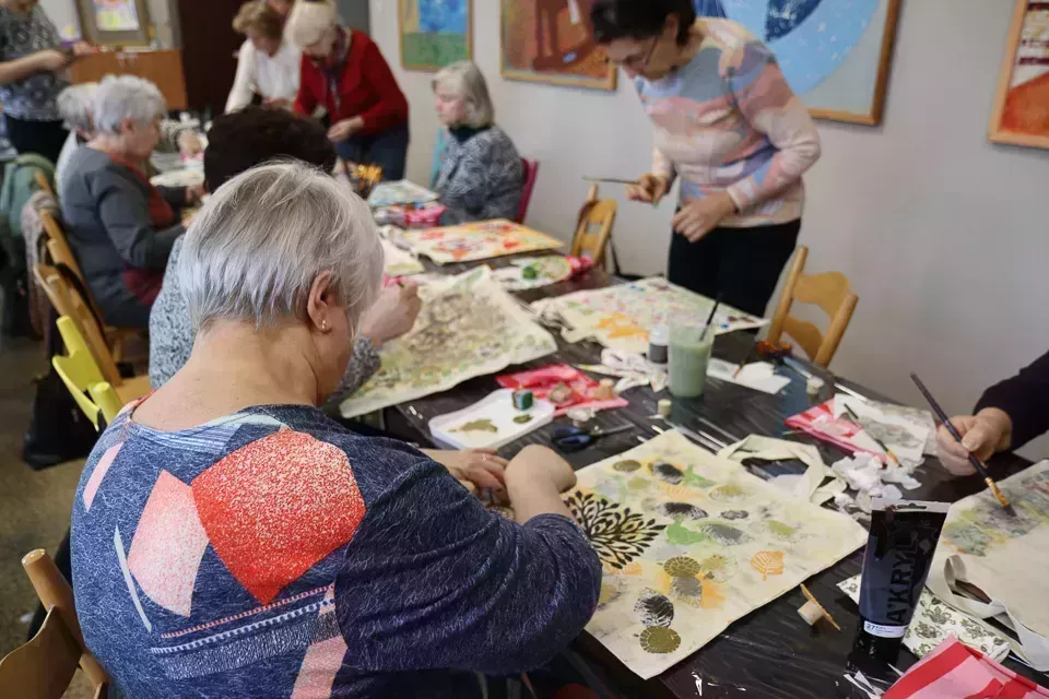 seniorki pracujące na warsztatach kreatywni 60+ w miejskim domu kultury w lublińcu