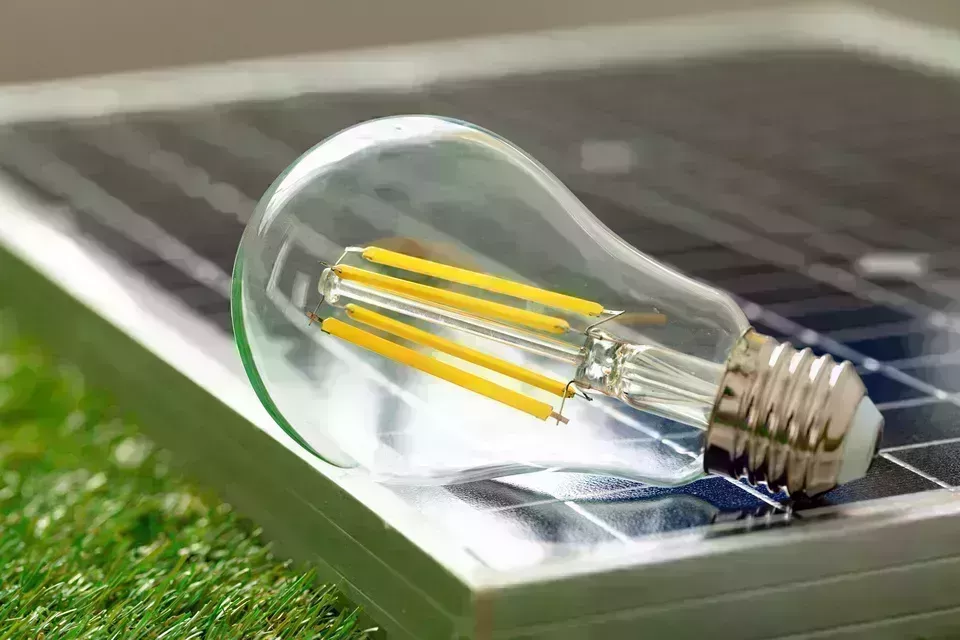 Oszczędzaj energię i pieniądze dzięki lampom solarnym - artykuł sponsorowany