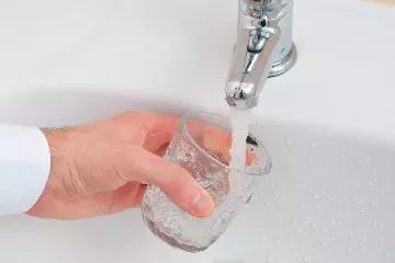 Nalewanie wody z kranu do szklanki