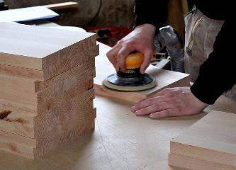 Szlifowanie drewna bez tajemnic – metody i narzędzia