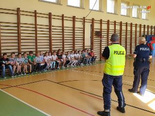 Policjanci z Lublińca edukowali uczniów o bezpieczeństwie na drodze