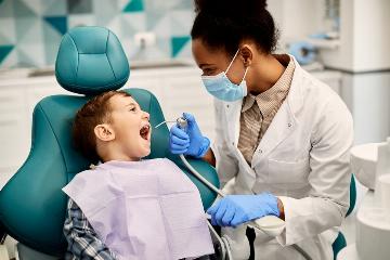 Pierwsza wizyta u stomatologa dziecięcego. Jak przygotować dziecko na spotkanie z dentystą?