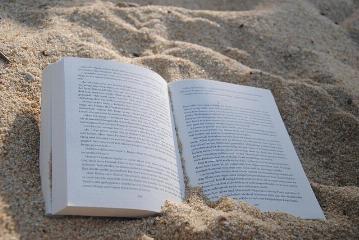 Idealne książki na wakacje - co warto zabrać do plecaka?