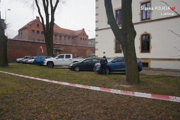 Nieznana paczka na parkingu przy więzieniu w Lublińcu. Ćwiczenia formacji mundurowych