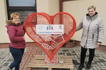 Na terenie Szkoły Podstawowej nr 2 w Lublińcu stanęło serce do zbiórki nakrętek