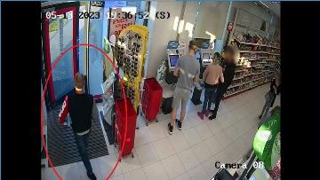 Kradzież w sklepie Rossmann w Lublińcu. Policja publikuje wizerunek sprawcy