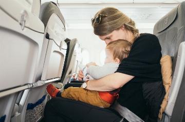 Wybierasz się w podróż z niemowlęciem? Sprawdź, jak przygotować się do lotu