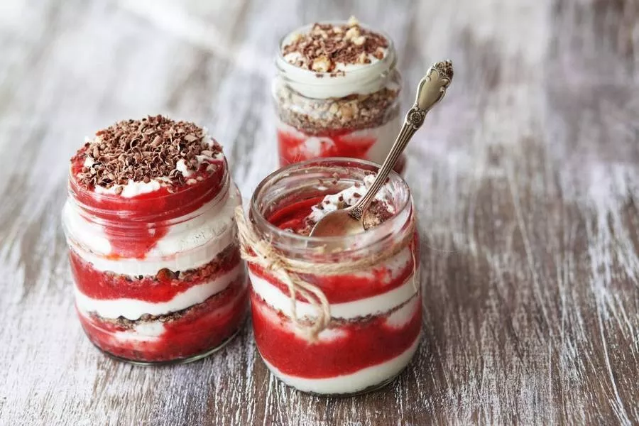 Pucharki do deserów – 3 sekrety mistrzów cukiernictwa, jak podać w nich wyjątkowy deser