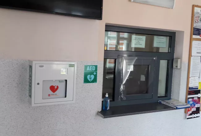 Defibrylator dostępny w poczekalni lublinieckiej komendy Policji