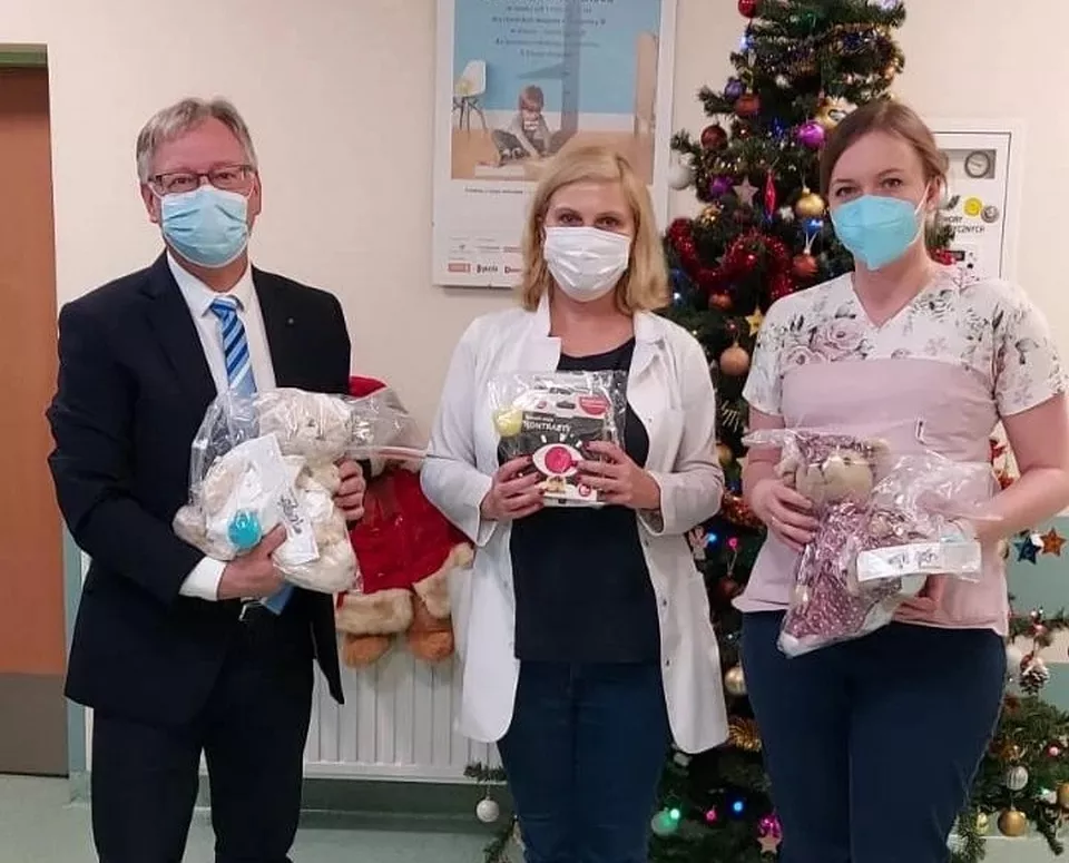 Mali pacjenci Szpitala Powiatowego w Lublińcu otrzymali zabawki oraz inne upominki