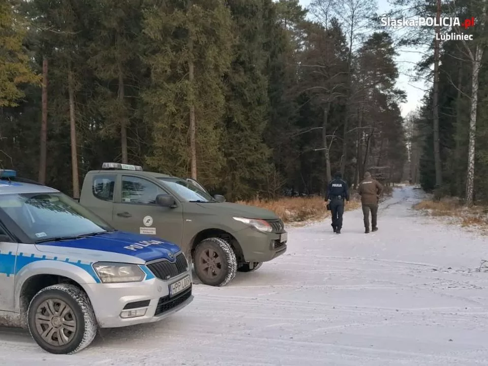 Policjanci i strażnicy leśni patrolują lasy Nadleśnictwa Koszęcin