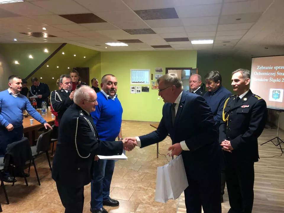 Podczas zebrania OSP Sieraków Śląski przyznano pierwsze dodatki do emerytur strażaków