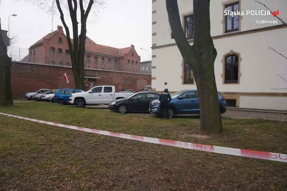 Nieznana paczka na parkingu przy więzieniu w Lublińcu. Ćwiczenia formacji mundurowych