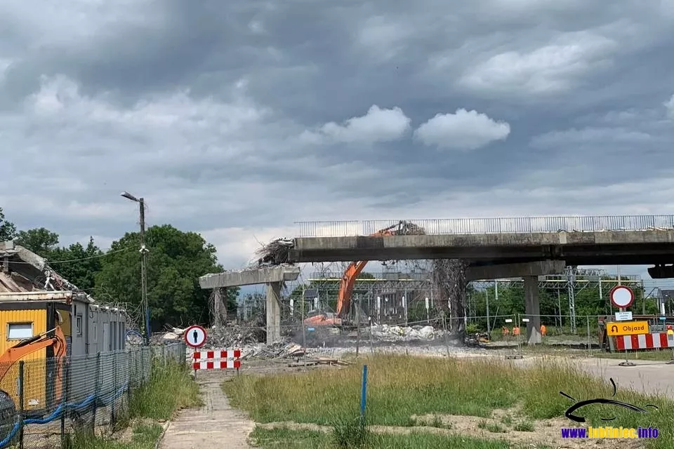 Trwa rozbiórka wiaduktu na DW 906 w Lublińcu [ZDJĘCIA]