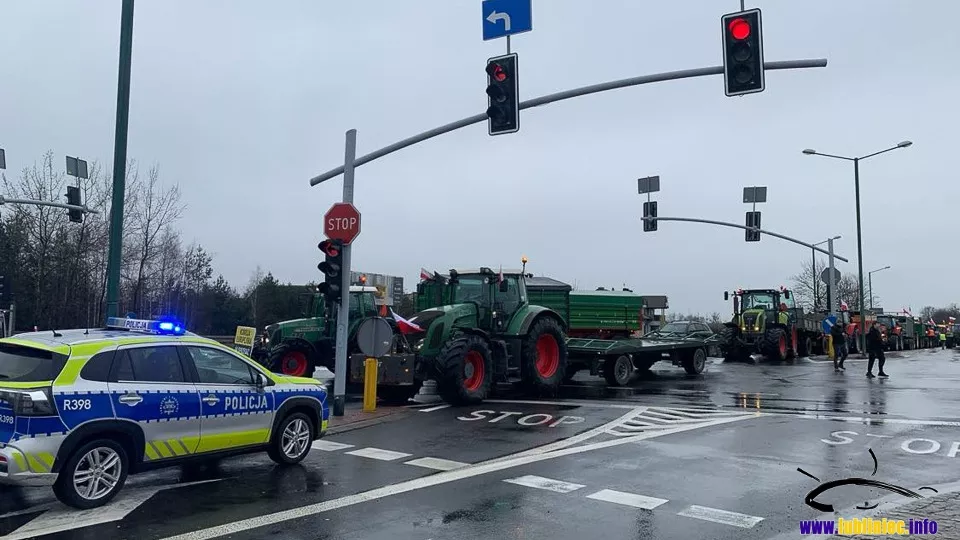 Traktory blokujący skrzyżowanie DK 11 i 46 między Lublińcem a Lisowicami, obok policyjny radiowóz