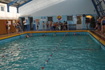 Nauka pływania dla dzieci, na basenie krytym w Lublińcu.